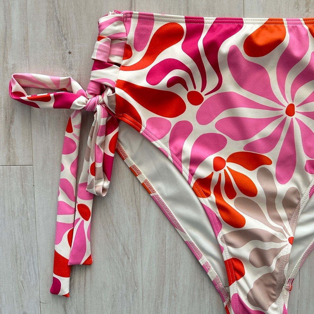 NWT Hutch Bikini Set in Mod Retro Floral Prints - Picture 5 of 9